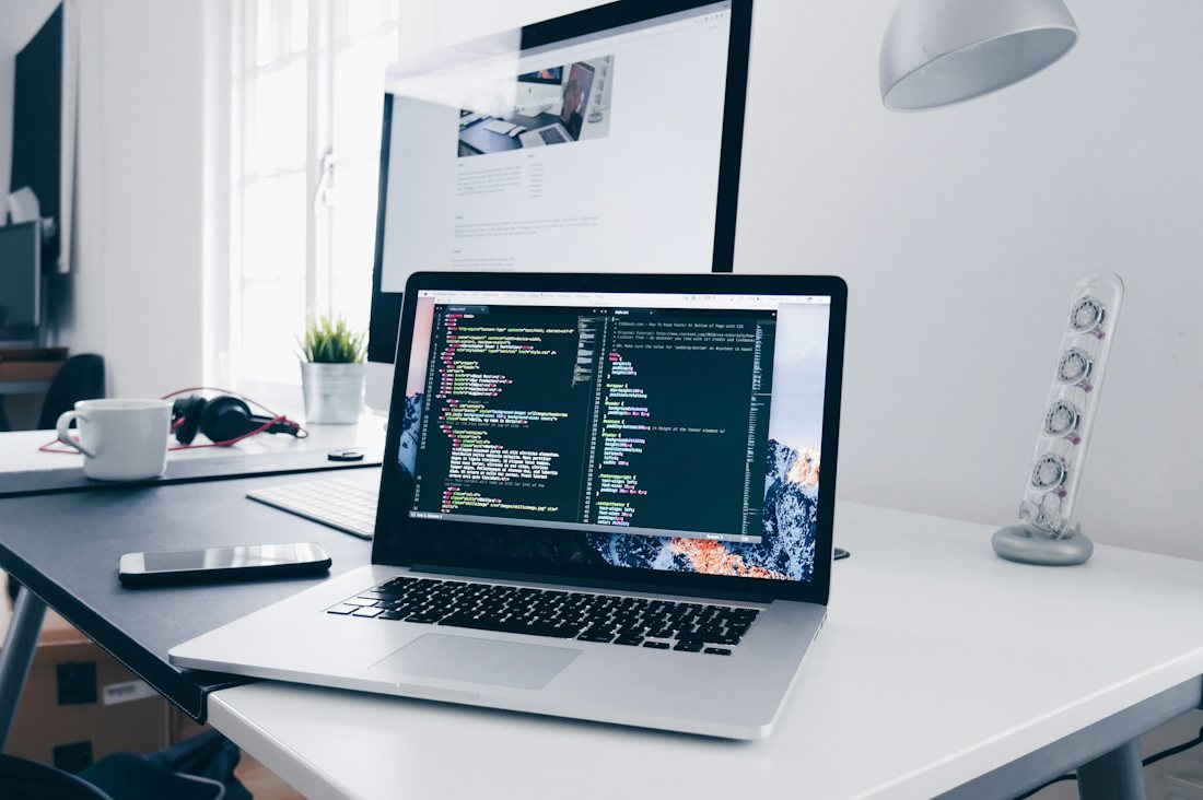 Κατασκευή ιστοσελίδων για επιχειρήσεις – laptop με κώδικα νέας εταιρικής ιστοσελίδας