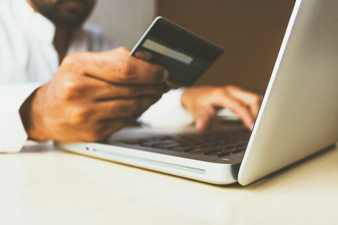Κατασκευή AI eShop – online αγορά με κάρτα από laptop